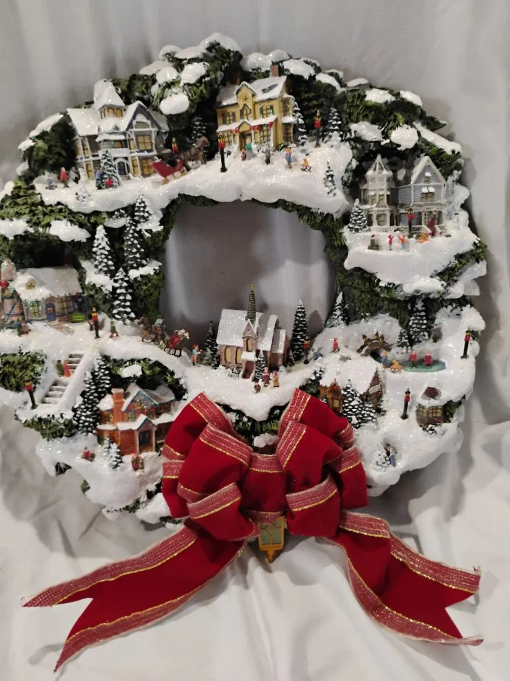 Thomas Kinkade Hawthorne Village illuminated Christmas wreath 2005
